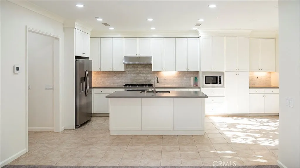 3 bed, 2.5 bath, 1581 sqft, $5,000 — Photo 4