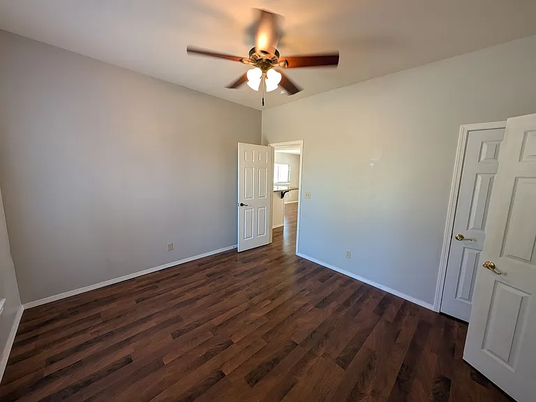105 W Hurd St — Photo 4