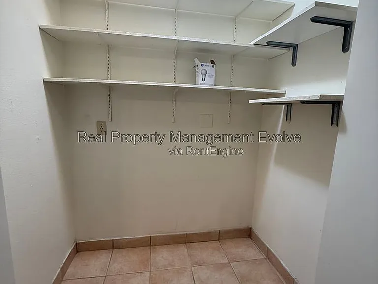 513 E Wickieup Ln — Photo 8
