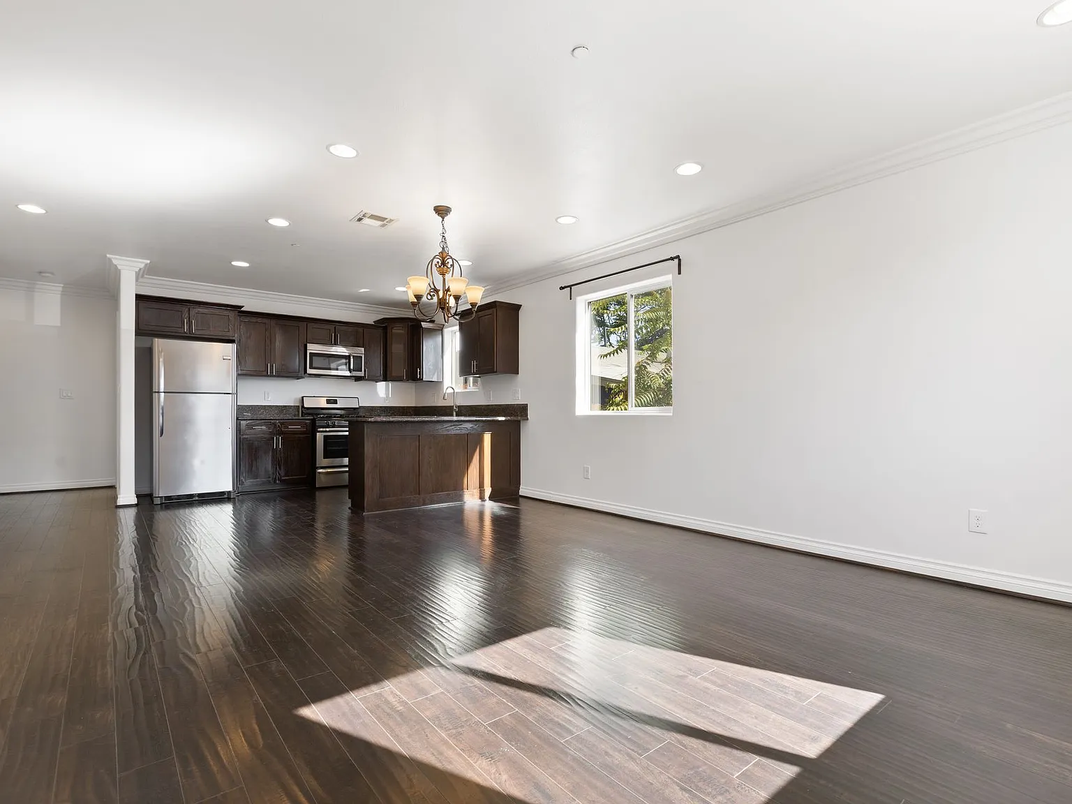 4 Bed / 3 Bath Townhouse - Parking & in-unit laundry - Right next to USC Keck Medical Center — Photo 1