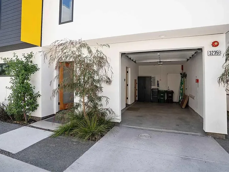 3235 Louise St — Photo 5