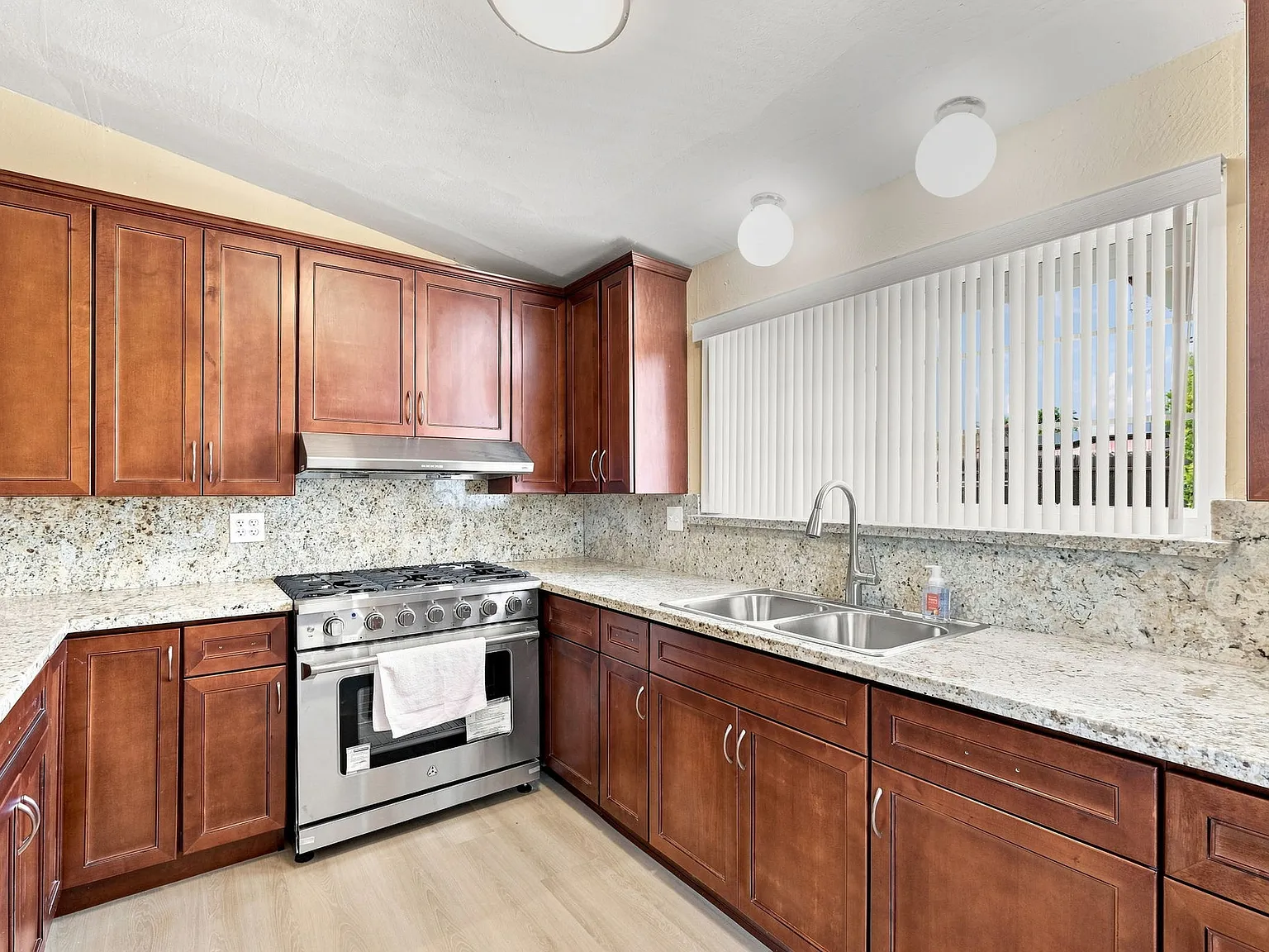 3 bed, 1128 sqft, $3,800 — Photo 3