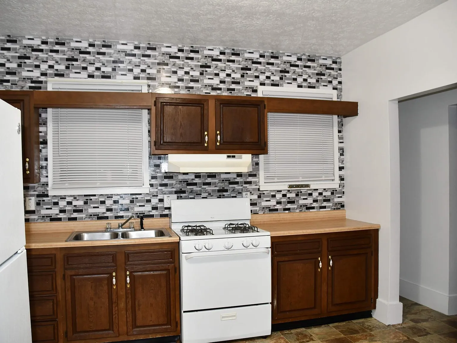 277 S Walnut St — Photo 4