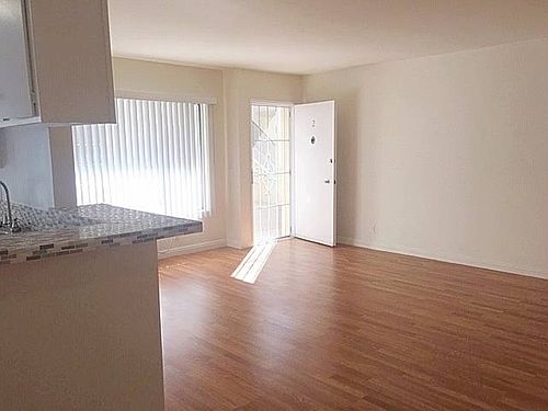 1st image of 4821 Rosewood Ave APT 2