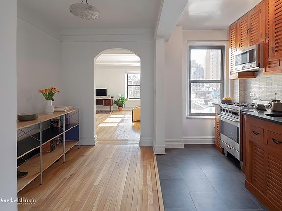 4th image of 319 E 50th St APT 8G
