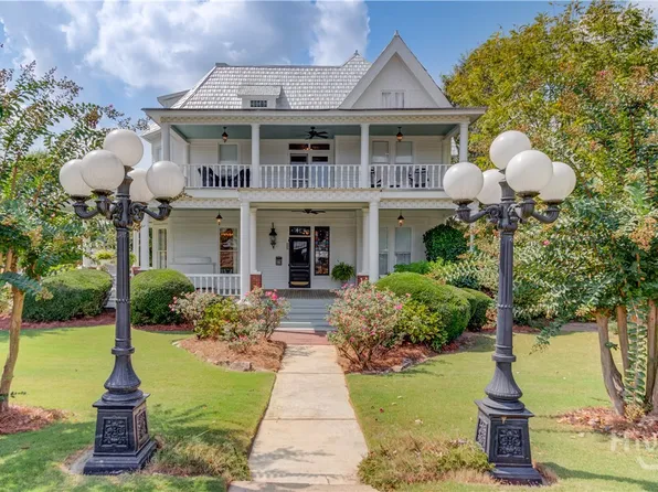 74 White Street, Hoschton, GA 30548
