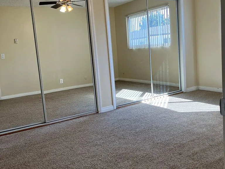 Parkway Plaza Apartments — Photo 21