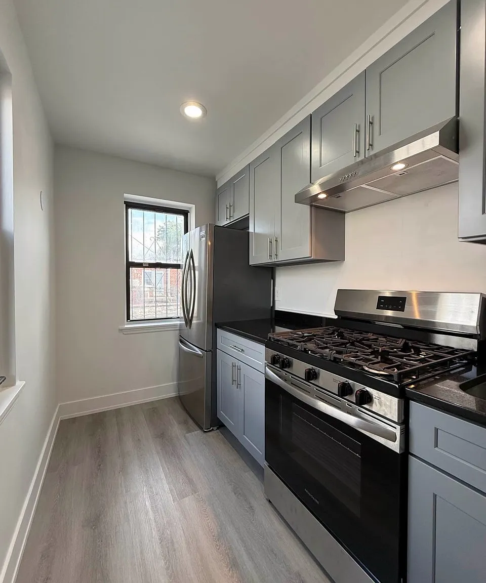 3 bed, 1000 sqft, $4,000 — Photo 2