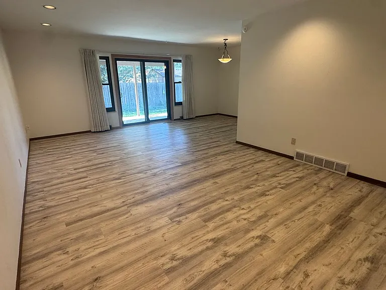 957 Roxwood Ln #C — Photo 3