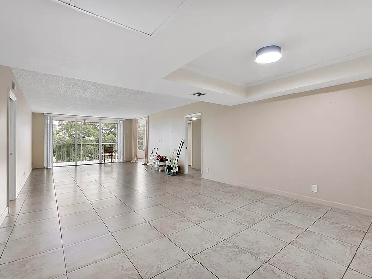 3900 Oaks Clubhouse Dr #411 — Photo 7