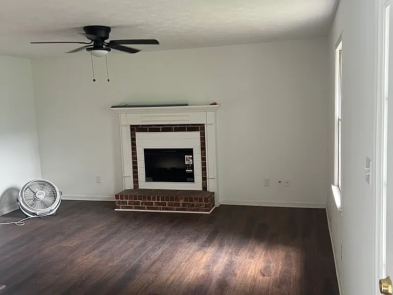 611A Seminole Dr — Photo 2