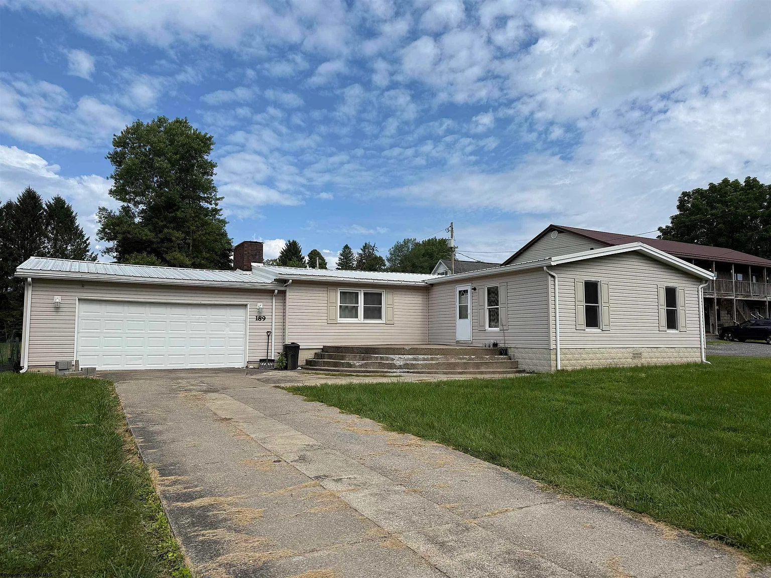 189 Grove Ave photo 1
