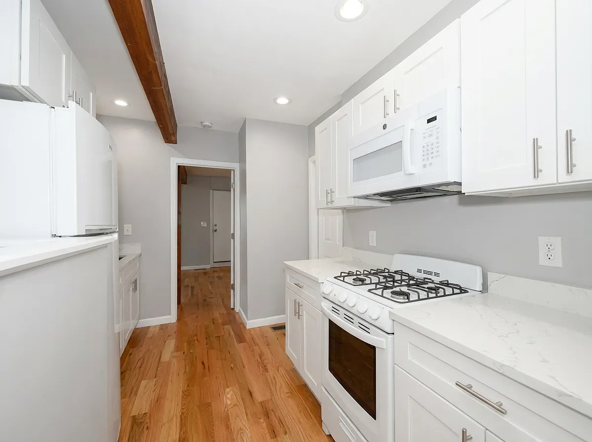 Building Photo - 132 Ellington St #1