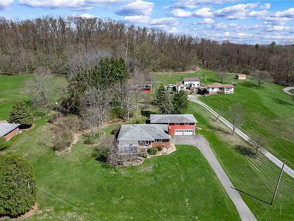 3rd image of 349 Dinnerbell Rd