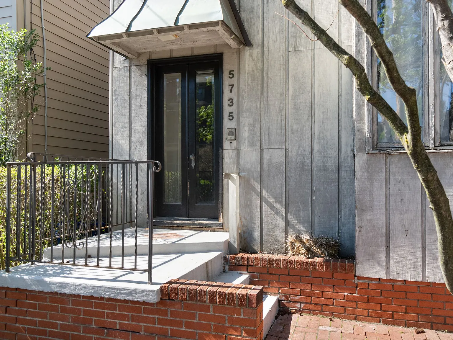 Heart of Shadyside - 5 Bedroom / 2.5 Bathroom w/ Outdoor Space & Off-Street Parking — Photo 3