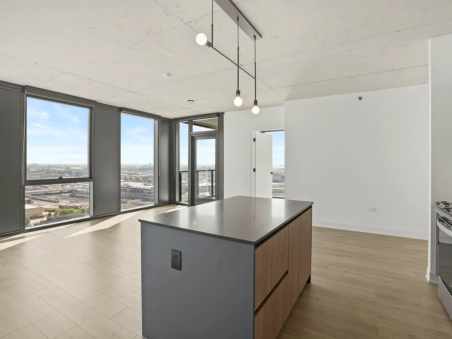 3 bed, 2.0 bath, $6,196 — Photo 2