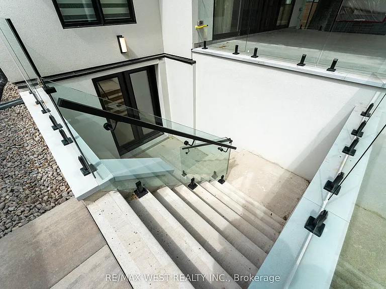 510 Wellington Cres — Photo 45