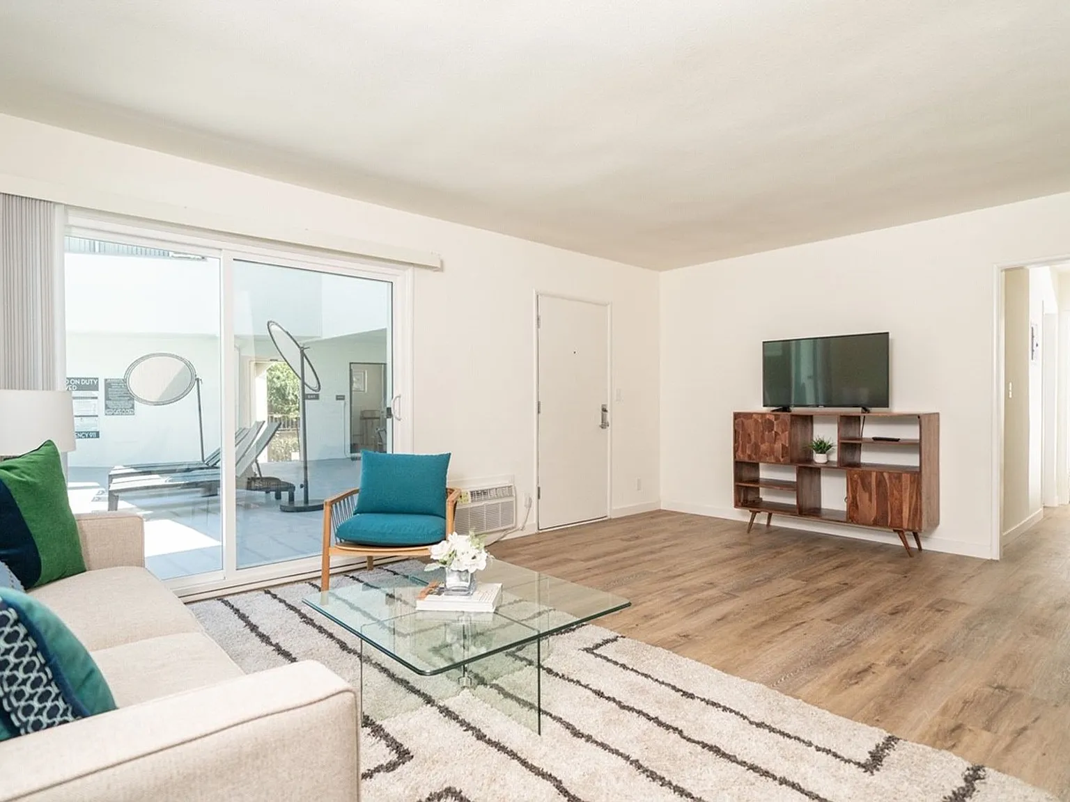 Mid-century LA style in Sherman Oaks! — Photo 4