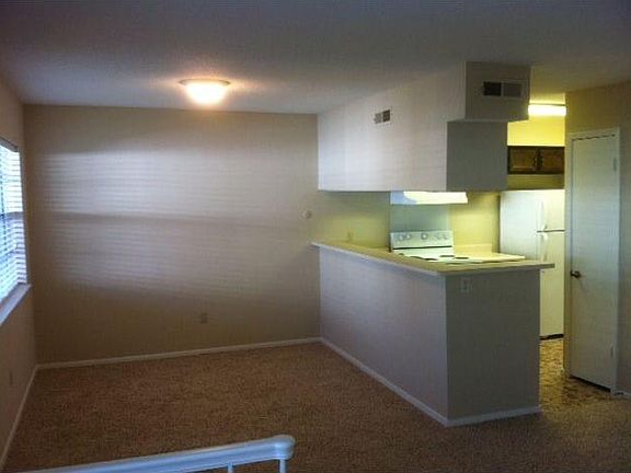 5th image of 4218 Dahlia Ct