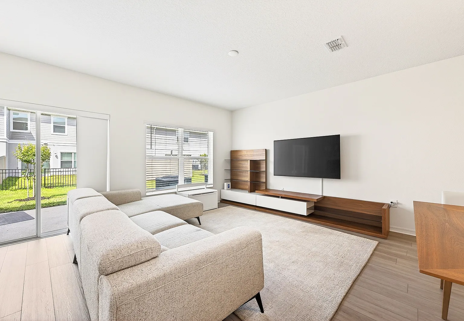 Modern 3-bedroom, 2.5-bath townhome for rent in Sanford — Photo 4