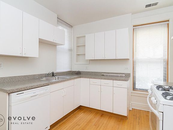 3rd image of 1034 W Belmont Ave APT 2R
