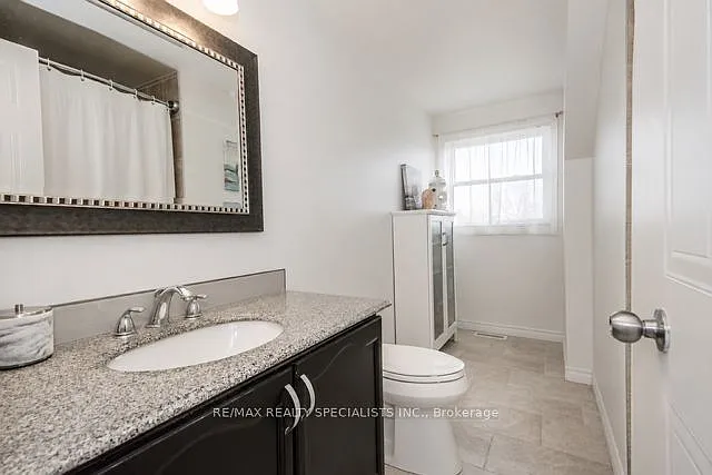 110 Steeles Cres — Photo 6