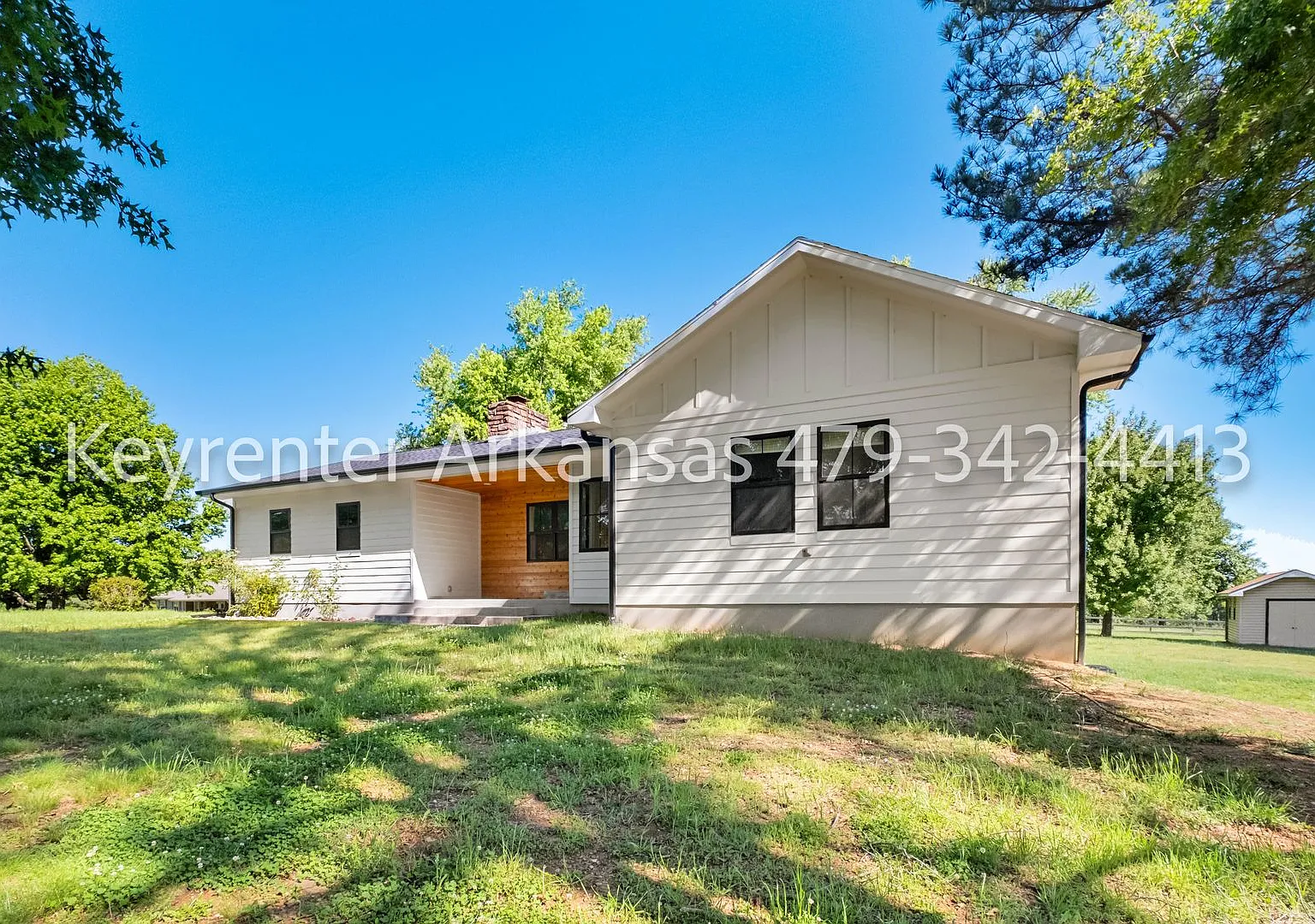 Beautiful 5Bedroom Home with Hardwood Floors, Fireplace & Luxurious Master Suite — Photo 3