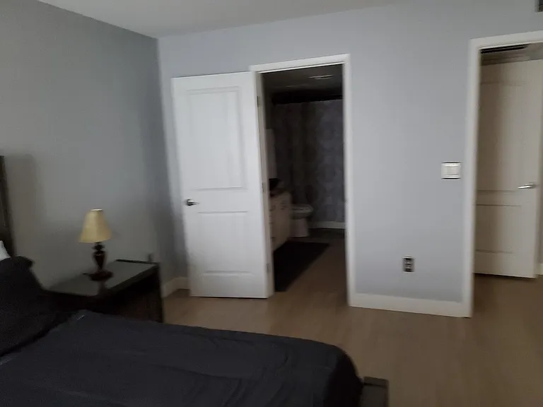 Bedroom acces to the restroom