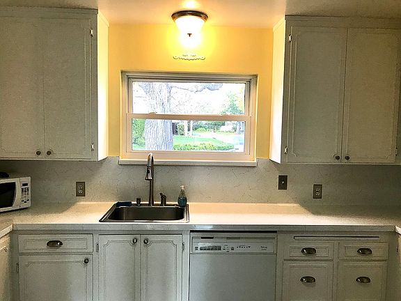 Classic kitchen w/front vu