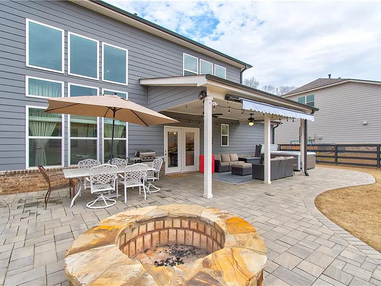 409 Carmichael Cir — Photo 2
