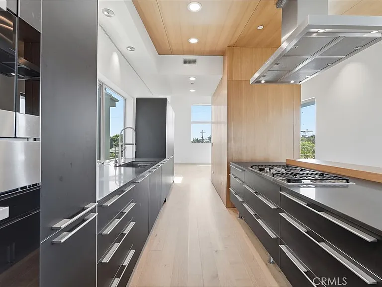 404 Grand Blvd — Photo 11