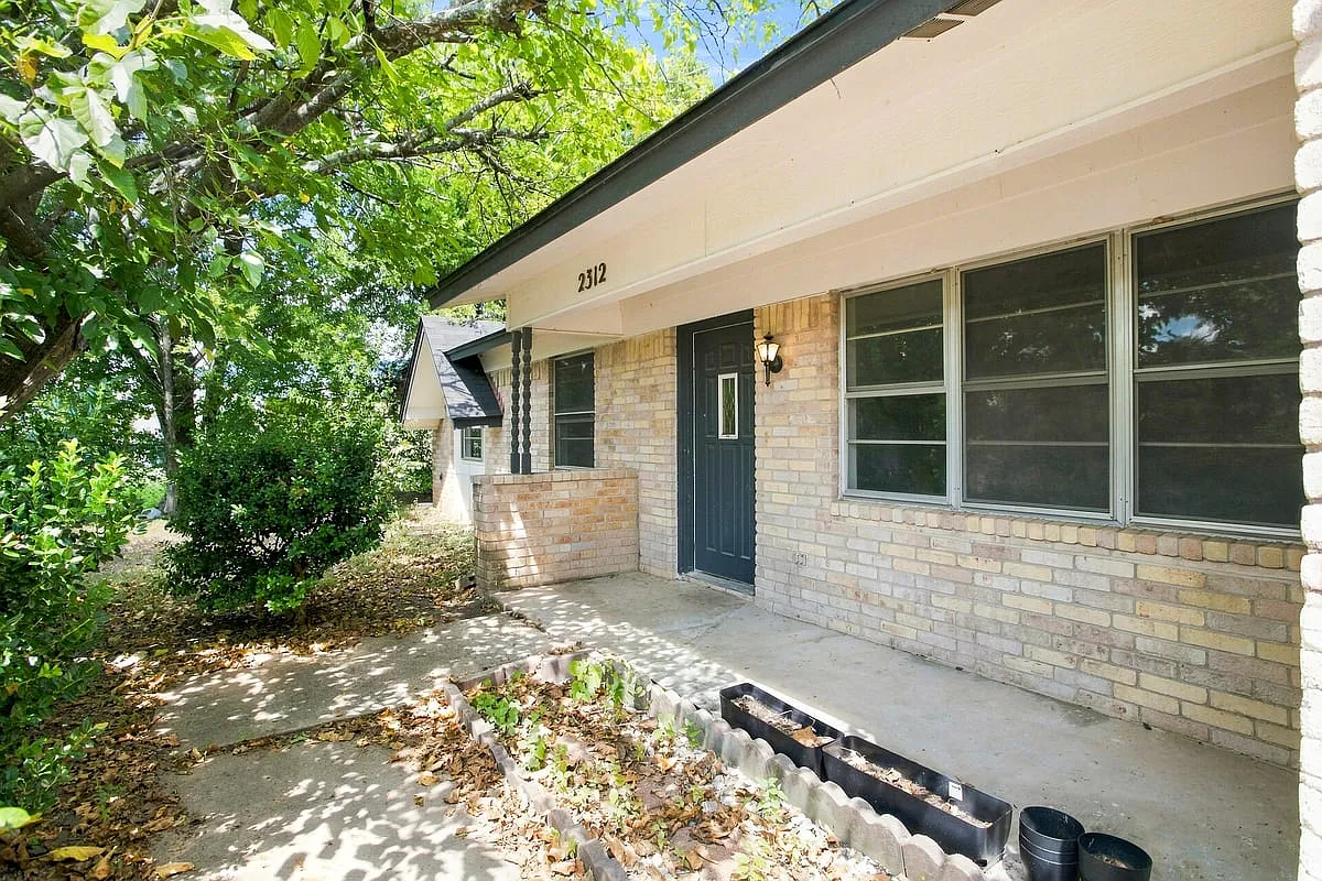 2312 Hunt Dr — Photo 2