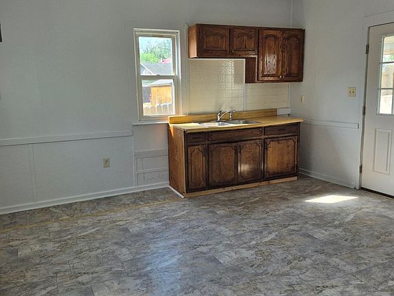 2nd image of 139 W Main St