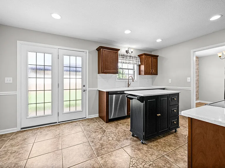3569 Southwood Dr — Photo 15