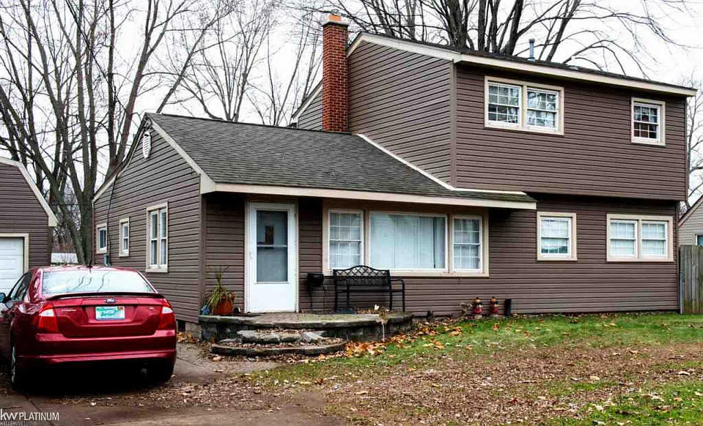 24784 Harrison St photo 1