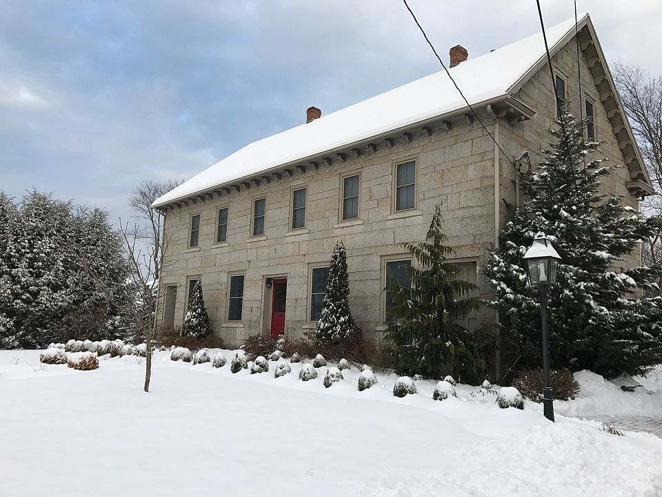 2nd image of 108 Hecla St