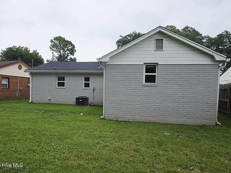 1321 Cherry Ave — Photo 3