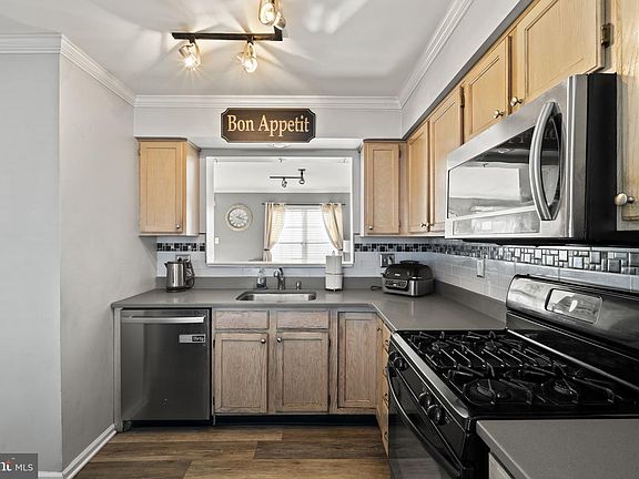 3rd image of 212 River Ct