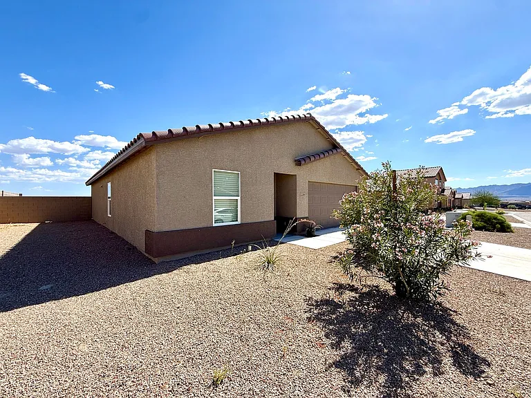 2208 E Clear Creek Dr — Photo 3