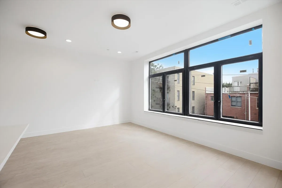 5 bed, 2070 sqft, $6,100 — Photo 3