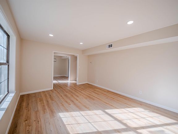4th image of 1910 Ridgewood Dr