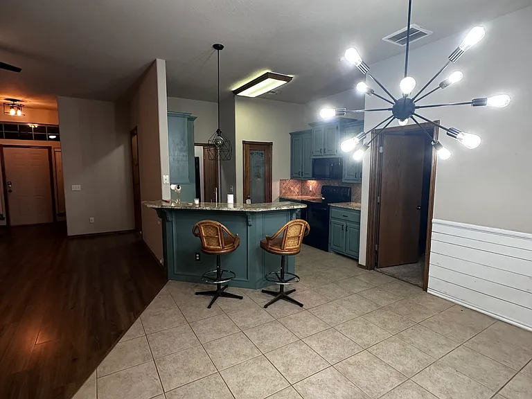 528 Madeline Ln — Photo 5
