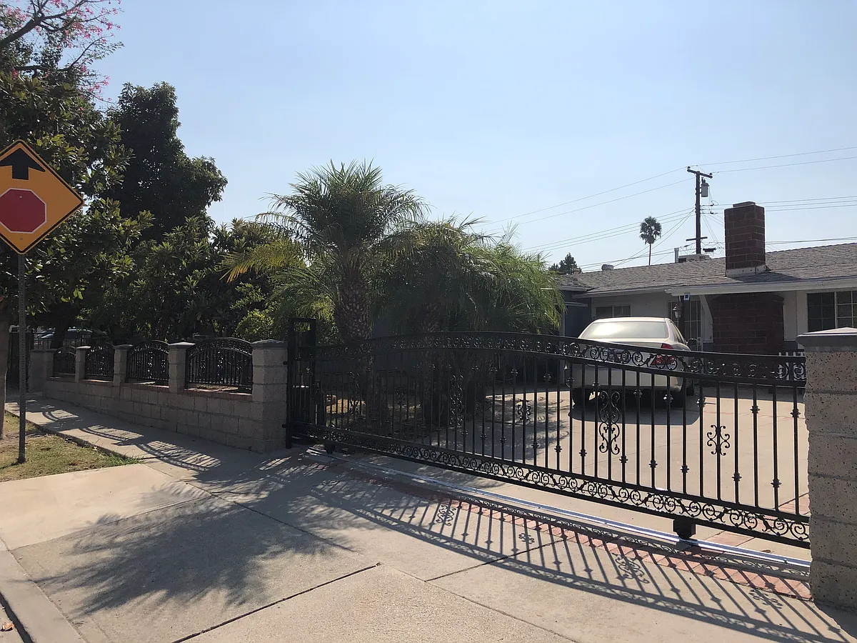 Building Photo - Batson Ave