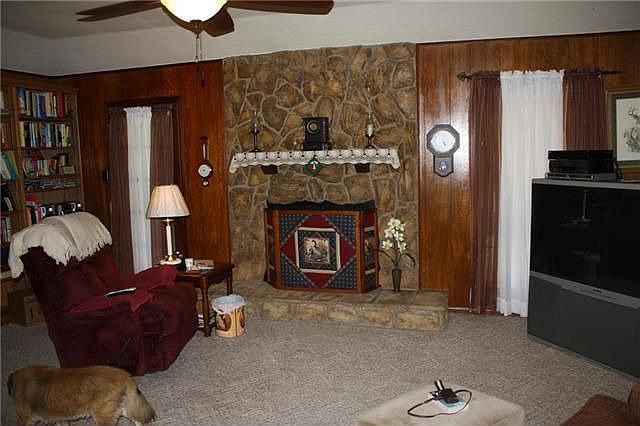 2nd image of 1810 Oakwood Dr