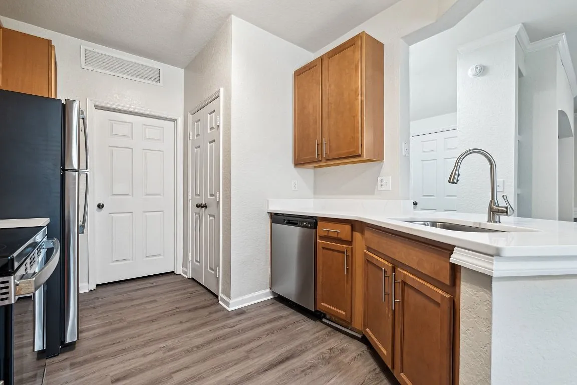 Ballantrae Apartments — Photo 4