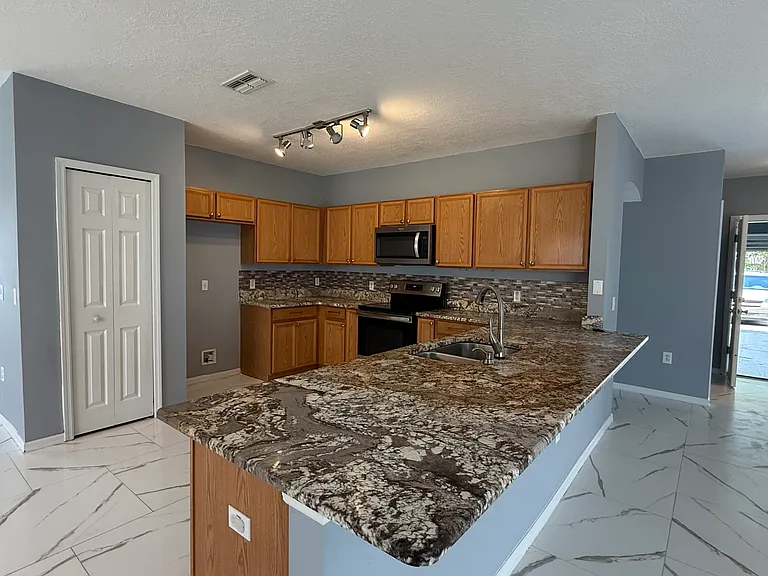 554 Bristol Cir — Photo 14