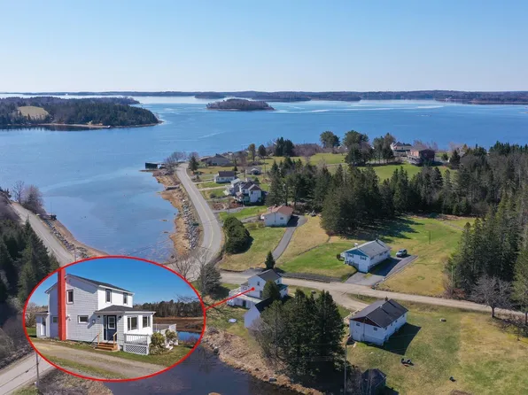 632 Oakland Rd, Lunenburg, NS B0J 2E0