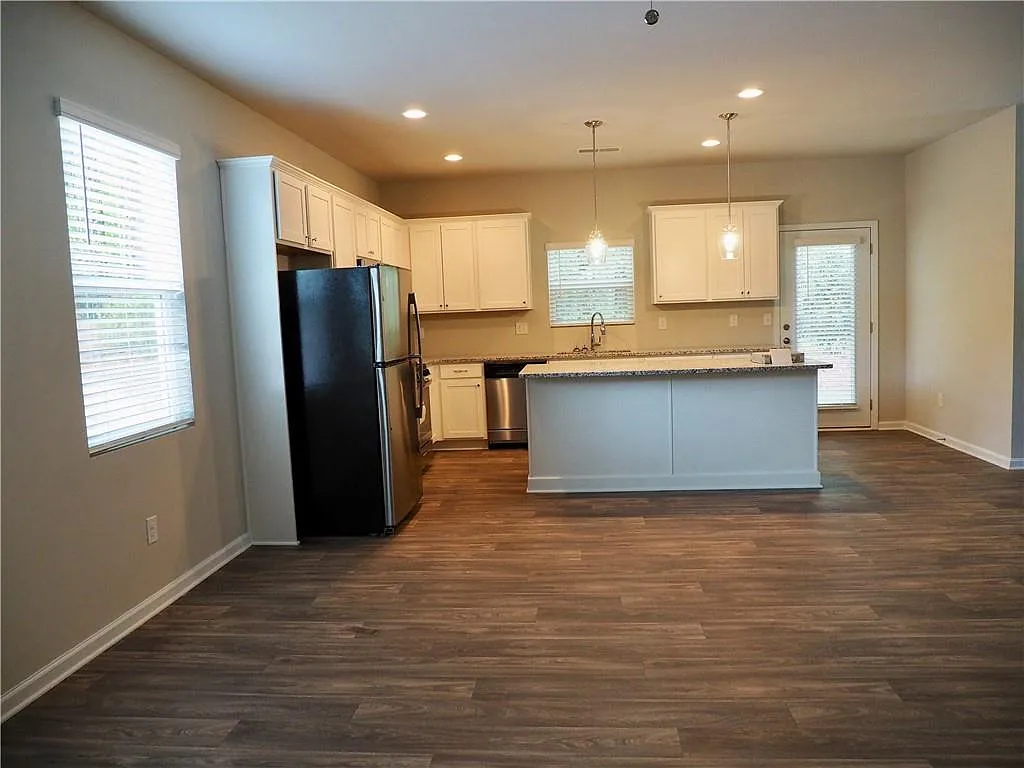 3 bed, 2.5 bath, 1890 sqft, $2,100 — Photo 4