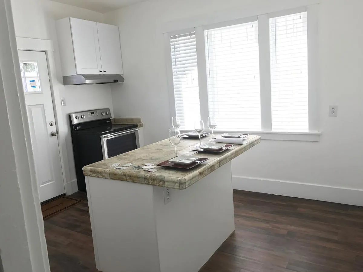 220 Park Avenue N — Photo 4