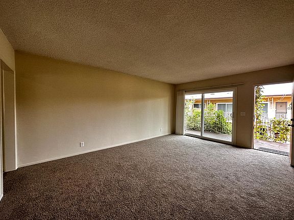 5th image of 1122 W Huntington Dr Unit 10